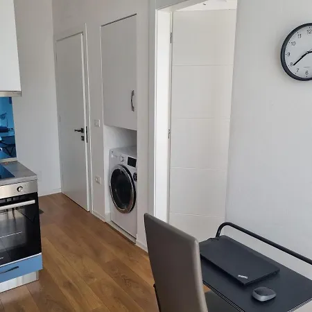 1 Bedroom Just 10 Min Center Апартаменты