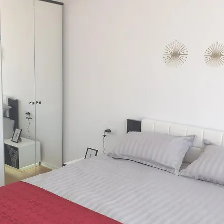 1 Bedroom Just 10 Min Center Апартаменты *