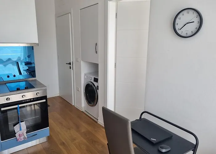 1 Bedroom Just 10 Min Center Апартаменты