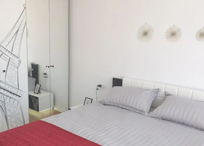 1 Bedroom Just 10 Min Center Апартаменты *